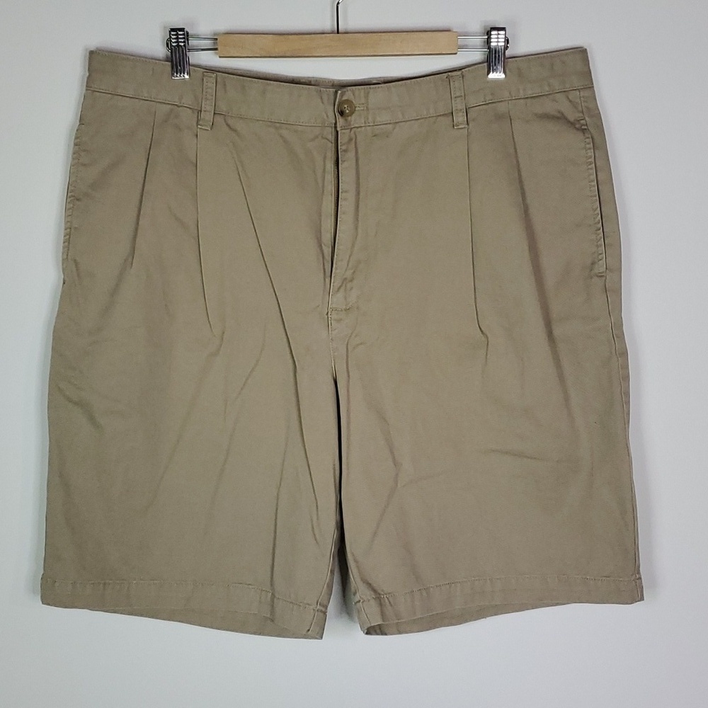 IZOD tan 40" waist shorts